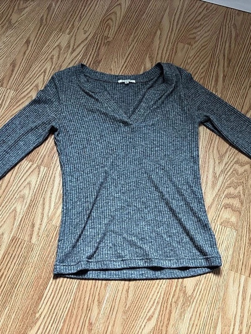 Z Supply Women's Gray V-Neck Long Sleeve Size Medium